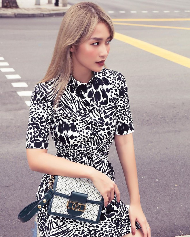 Khả Ngân khoe trọn thân hình thon gọn trong chiếc váy bó sát có họa tiết rối mắt. Item này là một trong những sản phẩm mới của hãng hàng hiệu xa xỉ Louis Vuitton, trị giá 2.130 USD.