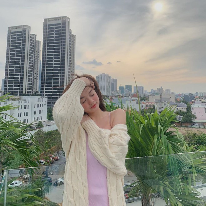 Kaity Nguyễn khoác áo len hờ hững, khoe bờ vai thon gọn, bên trong cô nàng mặc váy hai dây mỏng. Đây là set đồ phù hợp để hội chị em mặc ở nhà trong những ngày trời lạnh.