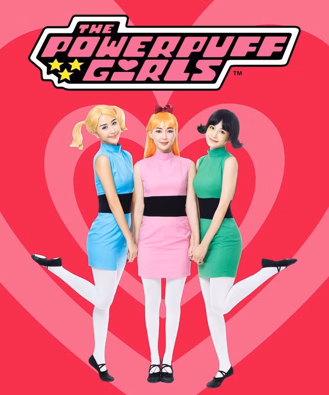 Vào dịp Halloween, hội bạn thân Chi Pu, Quỳnh Anh Shyn và Sun HT cùng nhau hóa thân thành 3 nàng siêu nhân đáng yêu trong phim hoạt hình The Powerpuff Girls. Dù đội tóc giả màu nổi, kén da và trang điểm lòe loẹt, bộ 3 trông vẫn xinh đẹp, dễ thương.