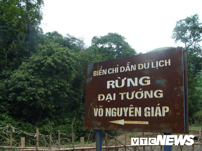 Chuyen la quanh khu rung thieng co ten 