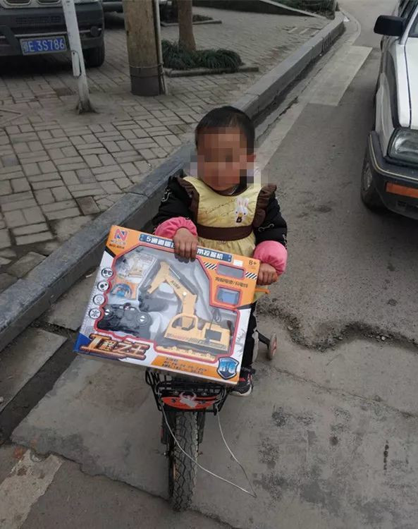 Be 3 tuoi bat ngo mat tich cung chiec xe dap nho-Hinh-2