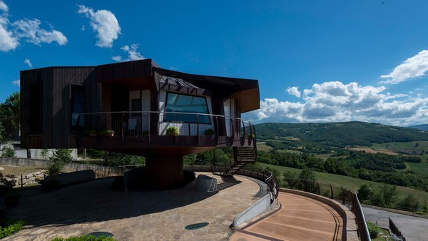 Ngôi nhà có dạng hình bát giác cùng với nhiều mái hiên hình thù khác nhau. Chúng đã được tính toán thiết kế hợp lý, sao cho giảm bớt ánh nắng mặt trời gay gắt, nhưng vẫn đảm bảo đủ nguồn sáng cho căn nhà thông qua các ô cửa kính lớn gắn trên tường.