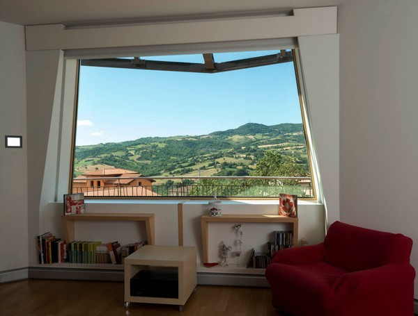 Theo kiến trúc sư, ngôi nhà được thiết kế với mục đích là một “ngôi nhà xanh” khi nguồn năng lượng sử dụng được cung cấp chủ yếu do các tấm pin mặt trời trên mái, cùng với đó các vật liệu sử dụng đa phần là vật liệu tự nhiên.