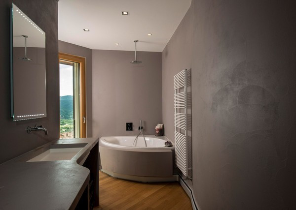 Thông qua việc điều chỉnh góc quay, ánh sáng mặt trời cùng gió được tận dụng tối đa, giúp người cư ngụ cảm thấy thoải mái nhất. Ngôi nhà cũng được trang bị một máy bơm nhiệt và hệ thống nhiệt mặt trời, tạo ra năng lượng.