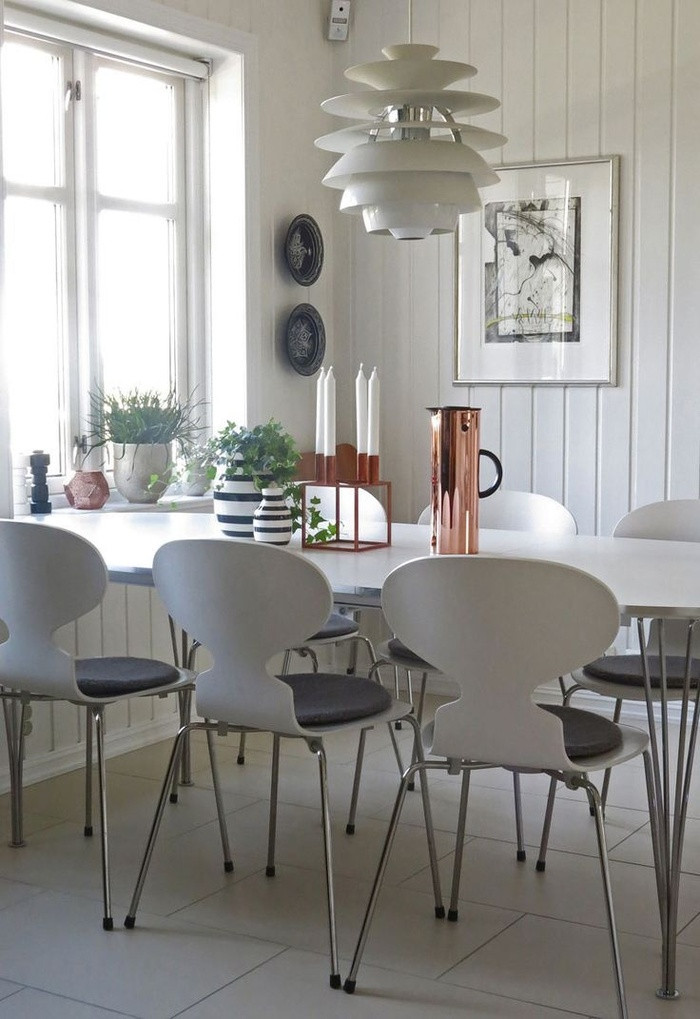 Tránh đặt bàn ăn đối diện với phòng tắm Trong phong thủy, cánh cửa phòng tắm được cho là ảnh hưởng đến sức khoẻ và hạnh phúc của gia đình. Hơn nữa, nhìn thấy cánh cửa phòng tắm cũng làm ảnh hưởng đến sự thèm ăn của bạn. Vì vậy, dù có thế nào, bạn nên tránh đặt bàn ăn đối diện với phòng tắm.