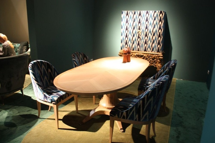 Chú ý chọn màu sắc để tạo sinh khí cho phòng ăn Trong phong thủy, màu sắc rất quan trọng và mang tầm chiến lược. Nếu bàn ăn được đặt ở hướng Bắc của phòng ăn, bạn nên chọn bàn ăn màu xanh lam. Nếu bàn ăn đặt ở phía Đông của phòng ăn, bạn nên chọn màu xanh lá cây. Màu xanh lam và màu xanh lá cây là những màu sắc tuyệt vời giúp tăng sự ngon miệng và cảm giác vui vẻ giữa mọi người.