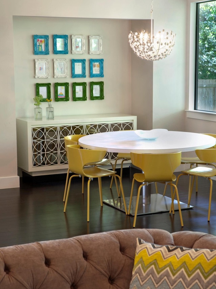 Tránh đặt bàn ăn ở vị trí có người phải dựa lưng vào cửa sổ Việc phải dựa lưng vào cửa sổ sẽ tạo cảm giác mất an toàn cho người đang ngồi ăn vì vậy bạn nên hạn chế điều này.