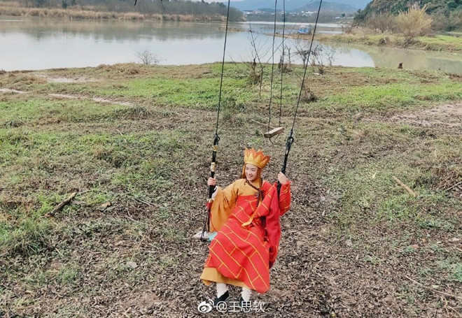 "Sư phụ" Đoàn Trí Văn hồn nhiên chơi xích đu.