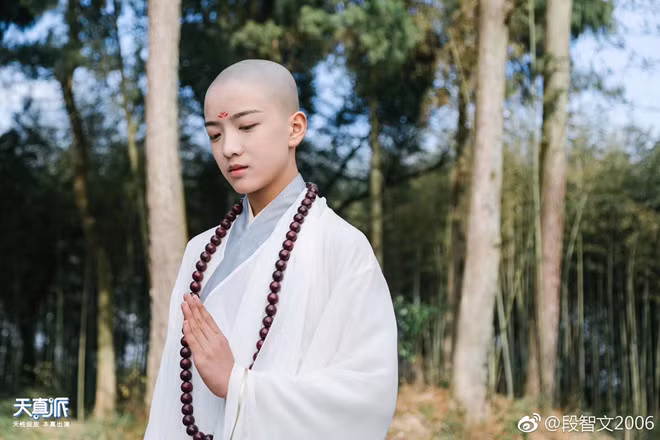 Tạo hình áo cà sa trắng cùng bông hoa sen giữa trán của Đoàn Trí Văn được đánh giá tạo sự mới mẻ và đẹp mắt.