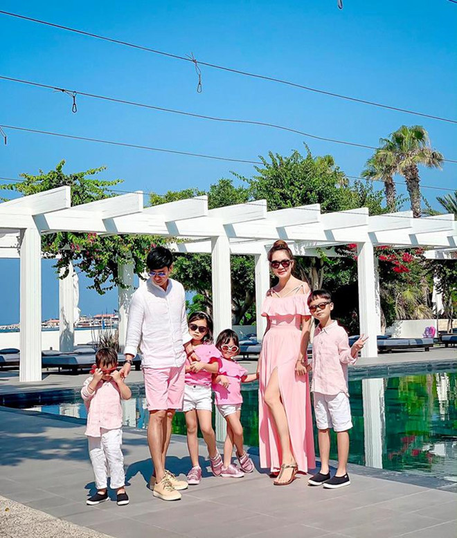 Gia đình Lý Hải thường xuyên mặc đồ đồng điệu mỗi khi xuất hiện bên nhau. Minh Hà tâm sự các con ngày càng lớn khác lạ: "Mấy tháng trời làm phim, lo cho đứa con tinh thần nhiều quá, bỏ bê tụi nhỏ. Giờ bù đắp cho nhóm siêu quậy mà quậy quá muốn trốn luôn. Bốn đứa sáp lại là y như một cái chợ".