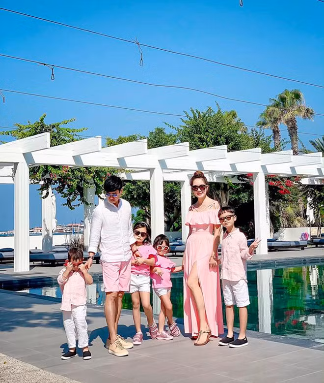 Gia đình Lý Hải thường xuyên mặc đồ đồng điệu mỗi khi xuất hiện bên nhau. Minh Hà tâm sự các con ngày càng lớn khác lạ: "Mấy tháng trời làm phim, lo cho đứa con tinh thần nhiều quá, bỏ bê tụi nhỏ. Giờ bù đắp cho nhóm siêu quậy mà quậy quá muốn trốn luôn. Bốn đứa sáp lại là y như một cái chợ".