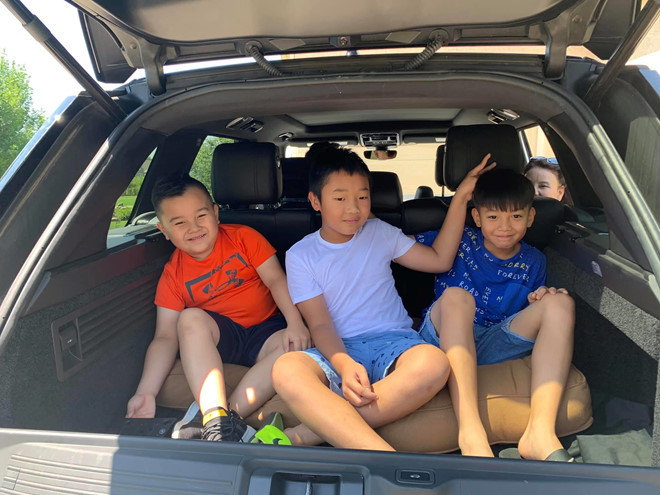 Tại đây, Subeo vui mừng khi gặp lại những người bạn cũ. Cậu nhóc được trải nghiệm nhiều trò chơi thú vị. Hà Hồ viết: "Mùa hè là của con. Nhớ ngày này năm trước, mình cũng dẫn cậu đi Ifly (trò chơi cảm giác mạnh mô phỏng môi trường nhảy dù trong nhà). Thế là cả năm học vừa rồi, cậu ráng cố gắng học để mẹ tiếp tục cho đi bay tiếp".