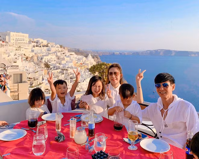 Gia đình Lý Hải - Minh Hà tận hưởng kỳ nghỉ hè ở nhiều địa danh du lịch nổi tiếng như Hy Lạp, Đảo Síp, Mỹ. Bé Cherry được đón sinh nhật tại hòn đảo Santorini. Minh Hà chia sẻ trên trang cá nhân: "Năm ngoái sinh nhật không tổ chức, mua cho nàng cái bánh kem mà mới đưa lên chụp là bị rớt cái bạch xuống đất. Năm nay bù lại cho nàng Cherry đón sinh nhật ở hòn đảo xinh đẹp này. Chúc mừng con gái tròn 6 tuổi".