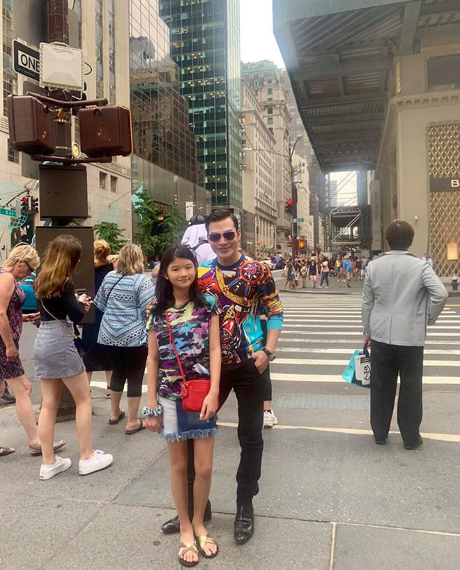 Diễn viên Trần Bảo Sơn cùng con gái Bảo Tiên du lịch New York, Mỹ. Bảo Tiên được nhận xét ngày càng cao lớn và giống bố.