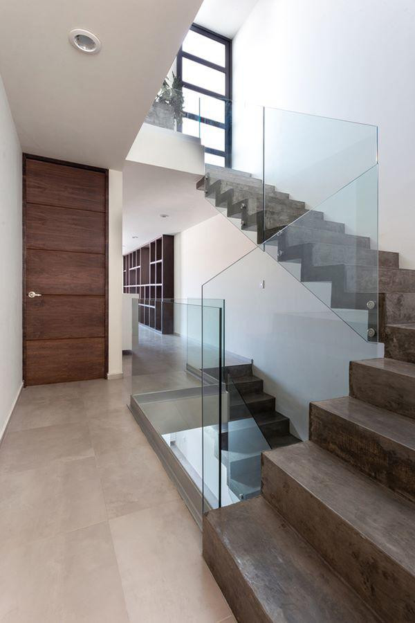 Cầu thang dẫn đến các tầng khá đơn giản.