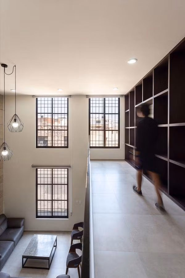 Các vật dụng trong nhà hầu hết được làm từ gỗ, kết hợp với ánh đèn dịu nhẹ, mang lại một không gian ấm cúng cho cả ngôi nhà.