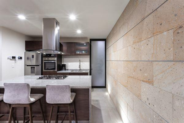 Căn nhà nổi bật với căn bếp sang trọng.