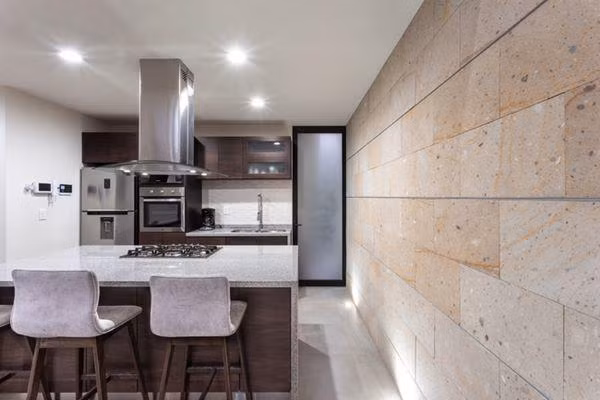 Căn nhà nổi bật với căn bếp sang trọng.