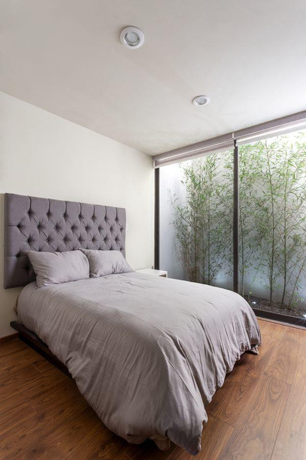 Căn nhà có 2 phòng ngủ tại tầng 1 và tầng 2.