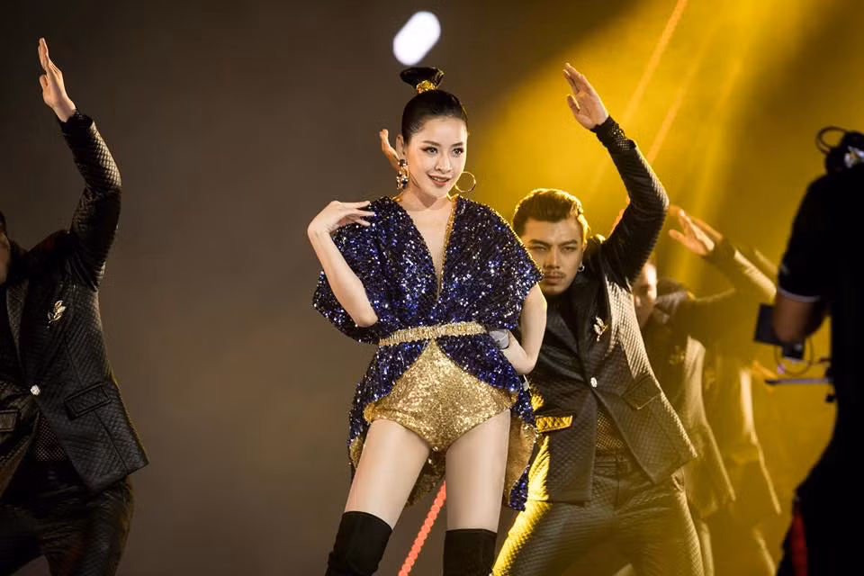 Trong một số trường hợp, Chi Pu tôn lên sự cá tính trên sân khấu âm nhạc khi mix thêm thigh high boots khi mặc với jumpsuit. Rất nhiều ca sĩ phải dở khóc dở cười khi tất da chân bị rách ngay trên sân khấu vì vận động quá mạnh thì đôi boots như chiếc áo giáp để hạn chế sự cố đó.