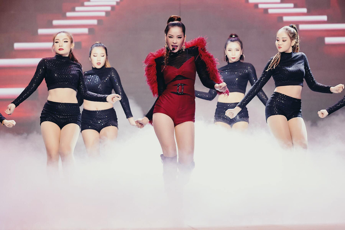 Những mẫu jumpsuit được fix với số đo cơ thể một cách chuẩn xác nhất giúp Chi Pu thỏa sức "bung lụa" trên sân khấu không cần lo lắng.