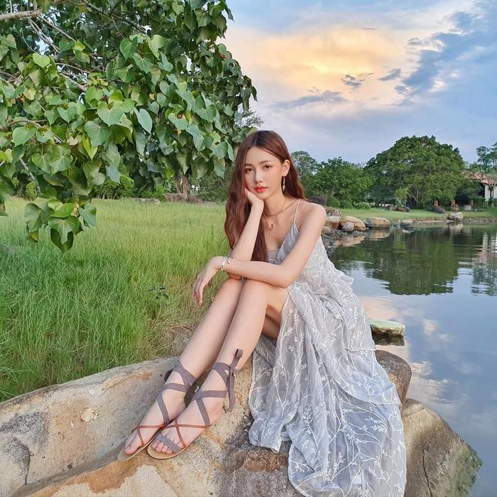 Pila có chiều cao 1,69m, da trắng, mắt to, tóc dài và đôi môi dày gợi cảm. Khi lạnh lùng hoặc cười tươi, cô luôn toả ra thần thái rạng ngời.