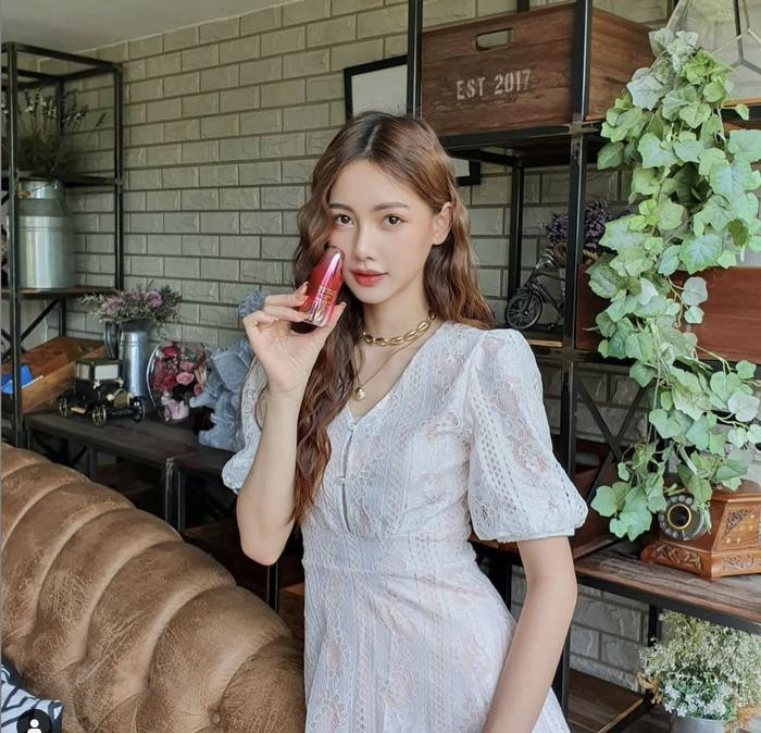 Ở khoảnh khắc này, với mái tóc xoăn nhẹ, Pla thật sự trông rất giống Lisa.