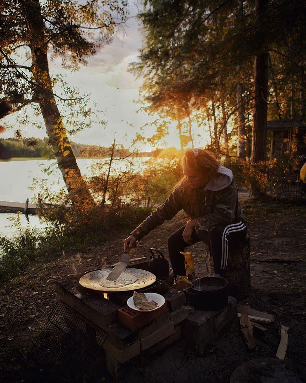 Từ thủ đô Helsinki, du khách có thể tới Parikkala bằng tàu, mất khoảng 3 giờ. Sau đó, con đường cao tốc 6 sẽ dẫn bạn từ trung tâm Parikkala tới công viên điêu khắc. Bạn có thể chuẩn bị đồ ăn để tham quan và cắm trại ở các khu vực gần đó. Nhiều du khách chọn ghé thăm vùng ngập mặn Siikalahti, nơi sinh sống của hơn 200 loài chim khác nhau. Ảnh: Yekaterinabel, rosaliakaila.