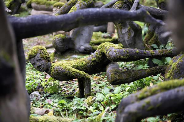 Ronkkonen từng tập yoga vào những năm 1960. Do đó, bên cạnh khát khao chạm đến các nền văn hóa, tôn giáo và nghi lễ, nhiều tác phẩm nơi đây có nét tương đồng với người làm ra chúng, thể hiện đời sống nội tâm của Ronkkonen. Có 200 bức tượng là chân dung tự họa của nghệ sĩ, trong nhiều tư thế tại một buổi tập yoga. Ảnh: Mikasoikkeli.