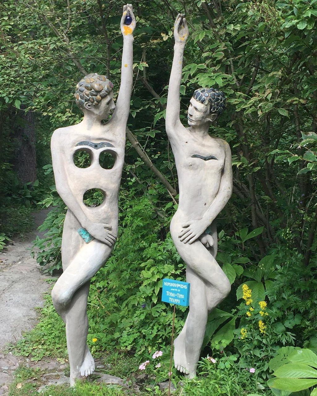 Như để tăng thêm vẻ đáng sợ, u ám, nghệ sĩ còn gắn loa phát ra những âm thanh lầm bầm khó hiểu bên trong một số bức tượng. Công viên điêu khắc của Veijo Ronkkonen mở cửa tự do, điều quan trọng là bạn có đủ can đảm để viếng thăm hay không. Ảnh: Adveliina, kseniyasilver11.