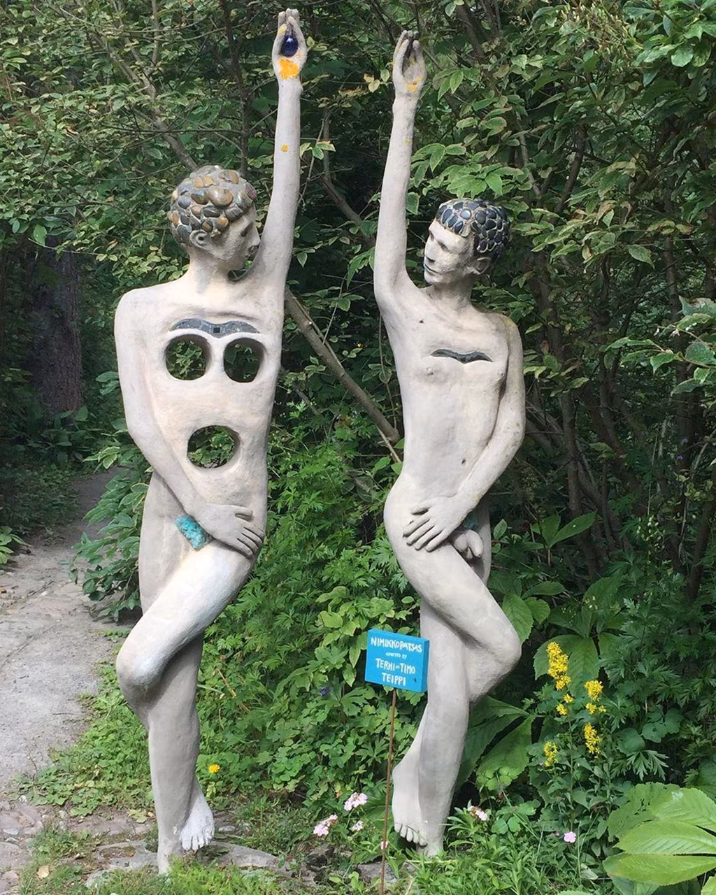 Như để tăng thêm vẻ đáng sợ, u ám, nghệ sĩ còn gắn loa phát ra những âm thanh lầm bầm khó hiểu bên trong một số bức tượng. Công viên điêu khắc của Veijo Ronkkonen mở cửa tự do, điều quan trọng là bạn có đủ can đảm để viếng thăm hay không. Ảnh: Adveliina, kseniyasilver11.