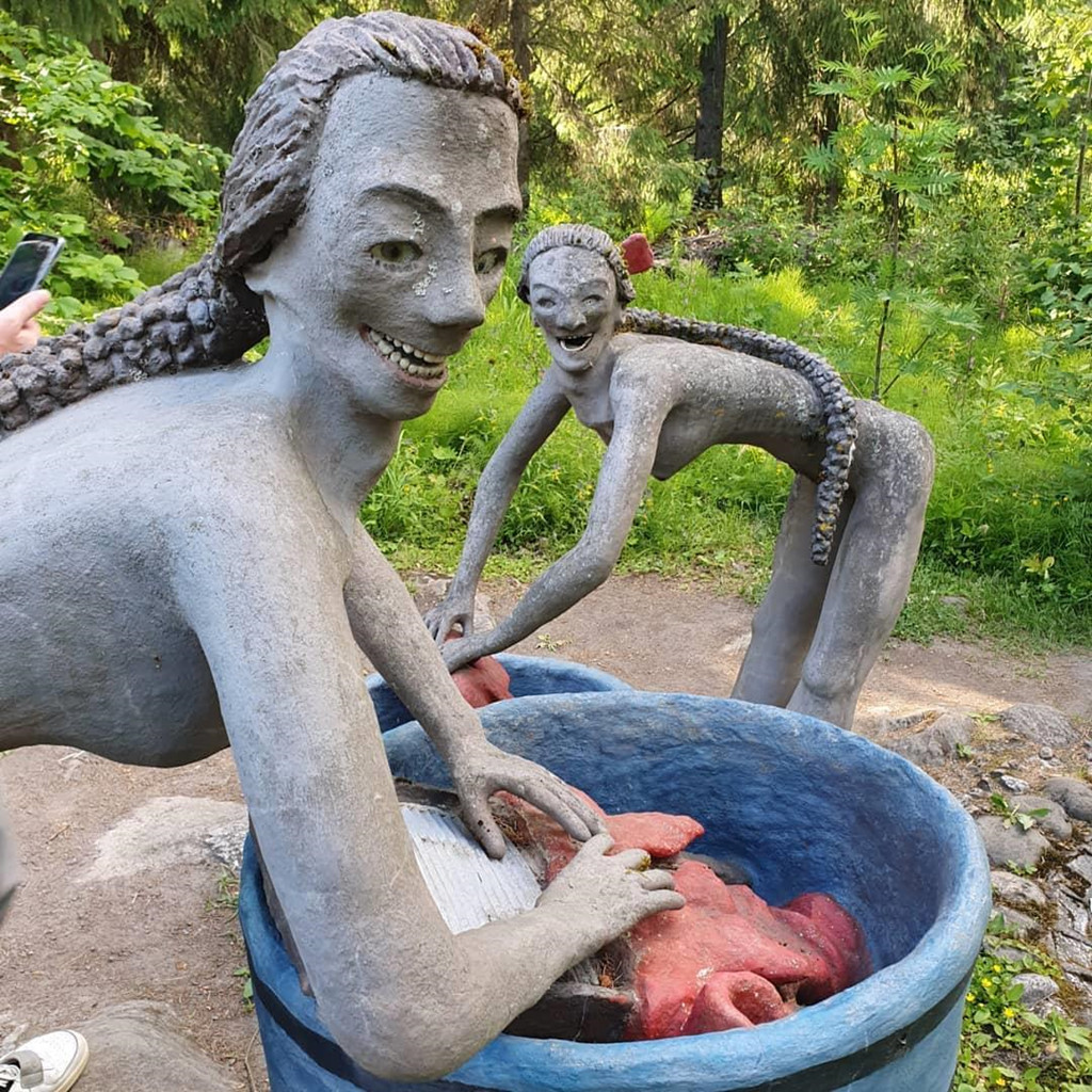 Nằm sâu trong khu rừng Parikkala ở Phần Lan là công viên điêu khắc kỳ quái bậc nhất hành tinh. Nơi đây lưu giữ gần 500 tác phẩm điêu khắc nghệ thuật của nghệ sĩ Veijo Ronkkonen. Mỗi bức tượng thể hiện một trạng thái cảm xúc khác nhau từ hy vọng, vui vẻ đến sợ hãi, bi thảm. Không ít tác phẩm hình người để lộ hàm răng trắng bệch khiến người xem kinh hãi. Ảnh: Ahokoivu, insight_leader.