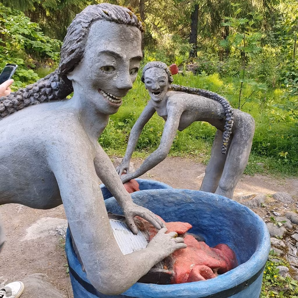 Nằm sâu trong khu rừng Parikkala ở Phần Lan là công viên điêu khắc kỳ quái bậc nhất hành tinh. Nơi đây lưu giữ gần 500 tác phẩm điêu khắc nghệ thuật của nghệ sĩ Veijo Ronkkonen. Mỗi bức tượng thể hiện một trạng thái cảm xúc khác nhau từ hy vọng, vui vẻ đến sợ hãi, bi thảm. Không ít tác phẩm hình người để lộ hàm răng trắng bệch khiến người xem kinh hãi. Ảnh: Ahokoivu, insight_leader.