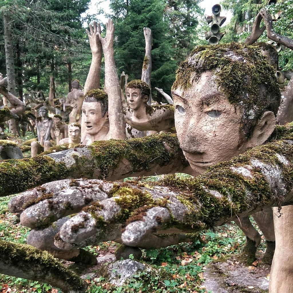 Veijo Ronkkonen, tác giả của những bức tượng kỳ quái, từng là công nhân trong nhà máy giấy ở Phần Lan. Sau đó, ông nghỉ việc, chuyển đến trang trại nhỏ gần khu rừng Parikkala và sống một cuộc đời khép kín, âm thầm xây dựng những bức tượng bằng bê tông. Ông hoàn thành tác phẩm điêu khắc đầu tiên vào năm 1961, luôn chào mừng du khách tới thăm công trình, nhưng từ chối quảng bá chúng. Ảnh: T_leo_v, iianukovich.