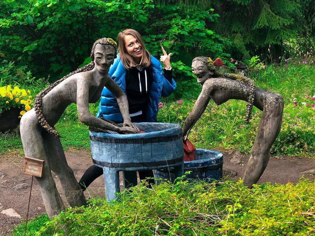 Hàng trăm bức tượng đáng sợ ở công viên thách thức cả những người gan dạ nhất. Trong lần đầu tiên đặt chân đến, phần lớn du khách cảm thấy sợ hãi. Những "người đá" sở hữu gương mặt kỳ dị, nụ cười đáng sợ trong tư thế đứng ngồi khác nhau gây ám ảnh. Tuy vậy, công viên vẫn mang sức hút kỳ lạ, ước tính có khoảng 25.000 người tham quan mỗi năm. Ảnh: Elekurt, alexandrasamarina.