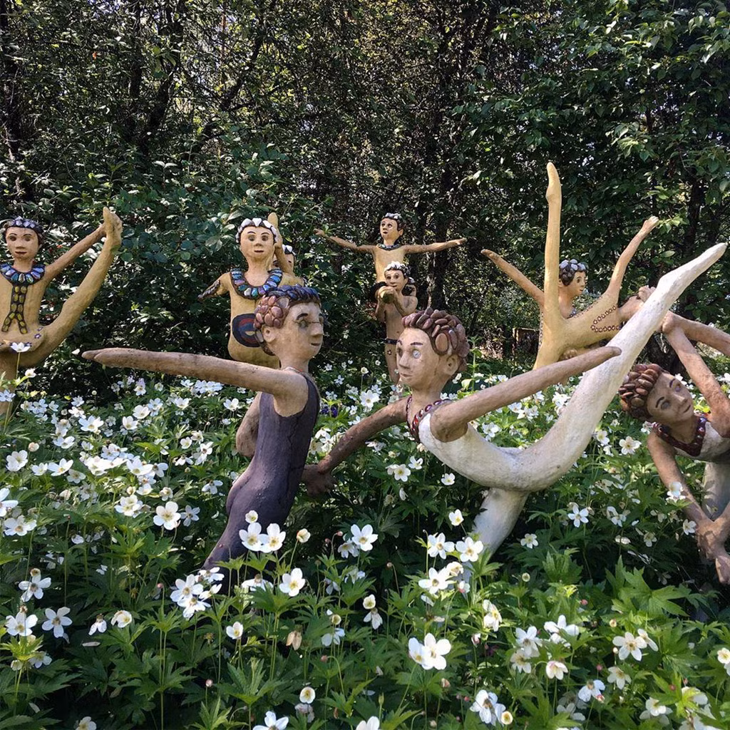 Phần lớn là tượng hình người đã phủ rêu xanh. Họ là những nữ tu, người đàn ông mặc trang phục truyền thống Phần Lan, trẻ em và phụ nữ trong hoạt động thường nhật. Một số tác phẩm điêu khắc mang tinh thần lạc quan, thể hiện mong ước và khát vọng. Trong khi những bức tượng khác tạo cảm giác vô định, từ yếu đuối đến hung hăng. Ảnh: Adveliina, mvsj.