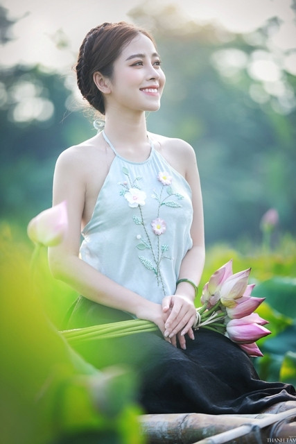 Trước đó, có nhiều bạn trẻ chụp ảnh nude hoặc "hở bạo" bên hoa Sen, Ly cho rằng điều đó làm mất đi giá trị của bản thân. Nó không hợp với thuần phong mỹ tục của người Việt cũng như ảnh hưởng đến vẻ đẹp vốn có của người phụ nữ Việt Nam.