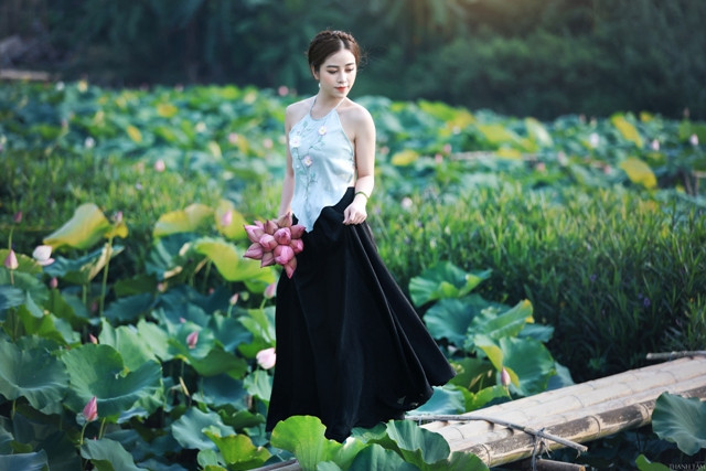 Yêu thích sự giản dị, Cẩm Ly thường lựa chọn phong cách thời trang tối giản. Cô không thích sự lòe loẹt.