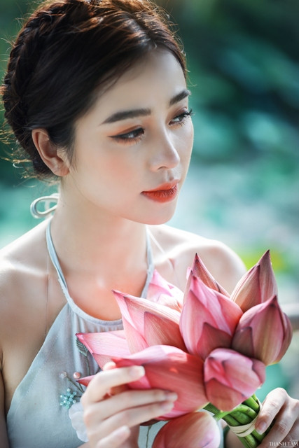 Là một mẫu ảnh, Ly thích nhất là chụp ảnh bên hoa Sen. Đúng mùa Sen nở, cô đã không bỏ qua "cơ hội" thả dáng bên đầm Sen dù thời tiết hôm đó nắng nóng.