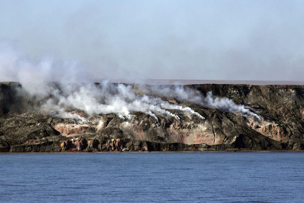 Vào đầu những năm 1800, nơi đây được phát hiện bởi đoàn thám hiểm người Ireland và thuyền trưởng Robert McClure. Phi hành đoàn này đã đi đến phía bắc Canada để tìm kiếm nhà thám hiểm Sir John Franklin, mất tích 5 năm trước. Khi trở lại con tàu, McClure mang theo mẩu đá kỳ lạ để tìm hiểu. Hòn đá này sau đó đã đốt một lỗ thủng trên chiếc bàn gỗ của ông. Ảnh: Silversea.