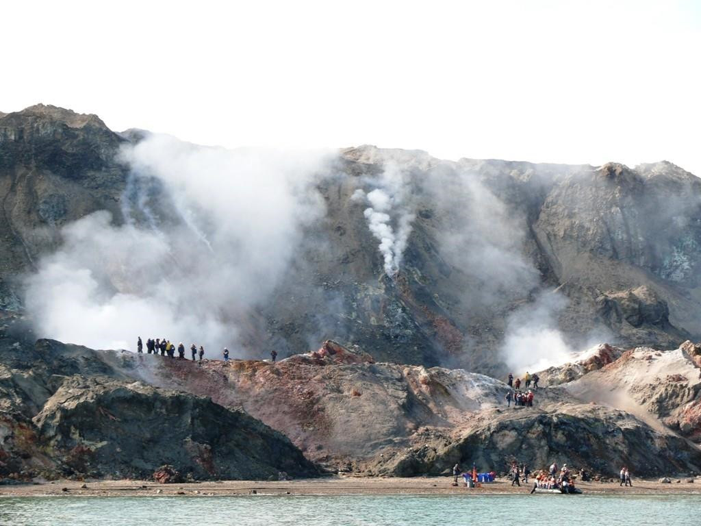 Hiện tượng những ngọn đồi bốc cháy với đám khói dày đã diễn ra trong nhiều thế kỷ. Các nghiên cứu chứng minh người dân bản địa từ lâu đã đến đây thu thập than để phục vụ sinh hoạt. Cách đồi bốc khói gần 97 km, Paulatuk là ngôi làng gần ngọn đồi nhất. Trong tiếng Inuvialuktun, Paulatuk có nghĩa là "nơi của bồ hóng", còn được hiểu là "điểm than". Điều này góp phần làm sáng tỏ giả thiết khoa học trên. Ảnh: Knut-helga-nordwest.