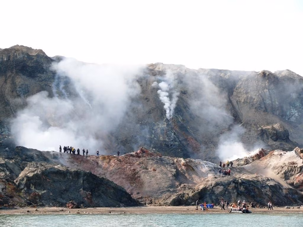 Hiện tượng những ngọn đồi bốc cháy với đám khói dày đã diễn ra trong nhiều thế kỷ. Các nghiên cứu chứng minh người dân bản địa từ lâu đã đến đây thu thập than để phục vụ sinh hoạt. Cách đồi bốc khói gần 97 km, Paulatuk là ngôi làng gần ngọn đồi nhất. Trong tiếng Inuvialuktun, Paulatuk có nghĩa là "nơi của bồ hóng", còn được hiểu là "điểm than". Điều này góp phần làm sáng tỏ giả thiết khoa học trên. Ảnh: Knut-helga-nordwest.