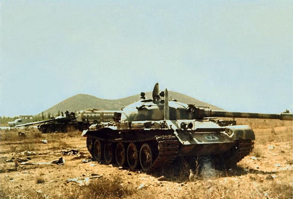 Xe tăng T-62 của Syria bị bỏ lại trên cao nguyên Golan. Ngày 25/10/1973, dưới áp lực của Mỹ và Liên Xô, Israel và Ai Cập ký hiệp định ngừng bắn, kết thúc chiến tranh, tạo tiền đề cho hiệp định hòa bình vào năm 1978 và bình thường hóa quan hệ giữa hai nước. Điều này đã giáng một đòn chí mạng vào Syria và Liên đoàn Arab. Ảnh: CIA.