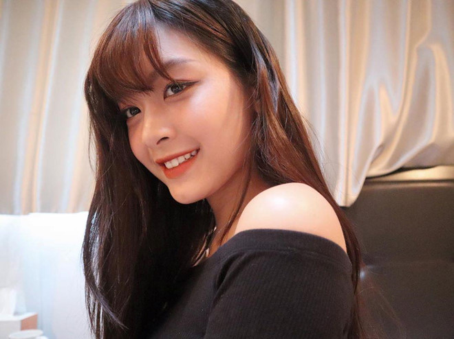 Nguyễn Tố Anh (sinh năm 1999) - cựu học sinh trường THPT chuyên Trần Phú (Hải Phòng) - từng thu hút sự chú ý của dân mạng sau tấm ảnh mặc áo dài ngày bế giảng năm 2017. Ngay sau khi tốt nghiệp, 9X trở thành du học sinh của trường Vatel Bordeaux (Pháp). Tuy nhiên, vốn có ước mơ học tập và sinh sống tại Mỹ nên một năm sau, hot girl Hải Phòng chuyển qua Mỹ để học song song 2 ngành: Quản trị kinh doanh trường Alliant International University và Quản trị khách sạn trường Vatel San Diego.