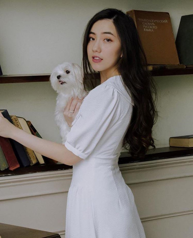 Năm 2012, Mie tốt nghiệp tú tài quốc tế (IBDP) và du học ngành Anh văn - Kịch nghệ tại Illinois Wesleyan – một trong 50 trường đại học hàng đầu tại Mỹ. Trong suốt thời gian du học, mọi hoạt động trên mạng xã hội của cô vẫn nhận được sự chú ý. Những ngày tháng là du học sinh, 9X thử sức ở lĩnh vực vlogger. Mỗi khi về nước, cô là mẫu thời trang cho nhiều nhãn hàng.