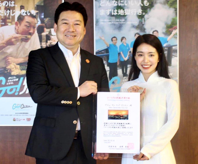 Yasuhiro - thị trưởng thành phố Beppu (Nhật Bản) - trao tấm bằng chứng nhận cô trở thành Đại sứ du lịch của thành phố này. Cùng với đó, hot girl Hà thành cũng khoe mình xuất hiện trên một số tờ báo mạng và báo in của Nhật Bản.