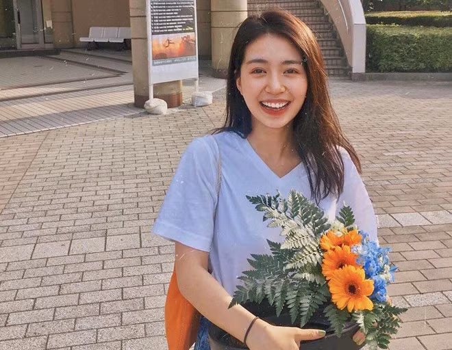 Mẫn Tiên (Nguyễn Mẫn Thủy Tiên, sinh năm 1996) là hot girl đình đám Hà thành. 9X được chú ý từ khi còn là học sinh cấp 3 cùng với An Japan, Quỳnh Anh Shyn trong nhóm "Bộ ba sát thủ". Thời điểm đó, Mẫn Tiên là mẫu ảnh thời trang, gương mặt trang bìa cho nhiều tạp chí tuổi teen và thường xuyên được dân mạng khen ngợi nhan sắc.