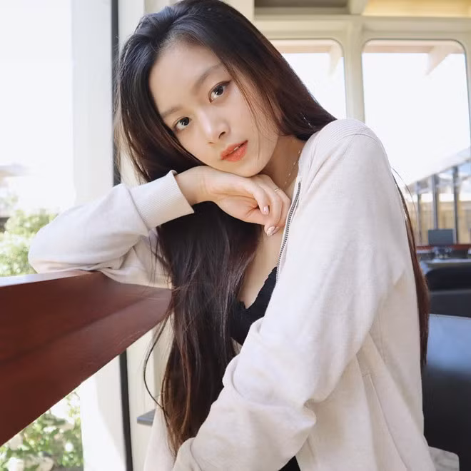 Khi được hỏi về chuyện tình cảm, Tố Anh từ chối chia sẻ. "Cuộc sống ở Mỹ là trải nghiệm mới lạ. Mình cảm thấy bản thân hợp với Mỹ hơn Việt Nam vì ở đây được hoà nhập cùng người bản xứ, sinh sống và học tập với văn hoá và ngôn ngữ mới rất thú vị", hot girl Hải Phòng nói.