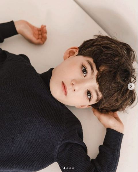 Cậu bé sở hữu đôi mắt to tròn long lanh và hàng mi dài, cong vút.