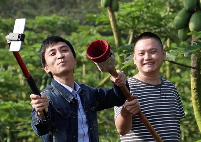 Còn trên nền tảng Kuaishou có hơn 1 triệu người dùng ở nông thôn đã bán sản phẩm địa phương qua các video ngắn và phát livestream. Những người này kiếm được 19 tỷ nhân dân tệ trong năm 2018.
